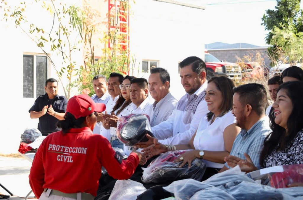 1.-1-5-1024x676 Presidenta municipal Sara Salinas Bravo de Eduardo Neri entrega uniformes a personal de Seguridad Pública