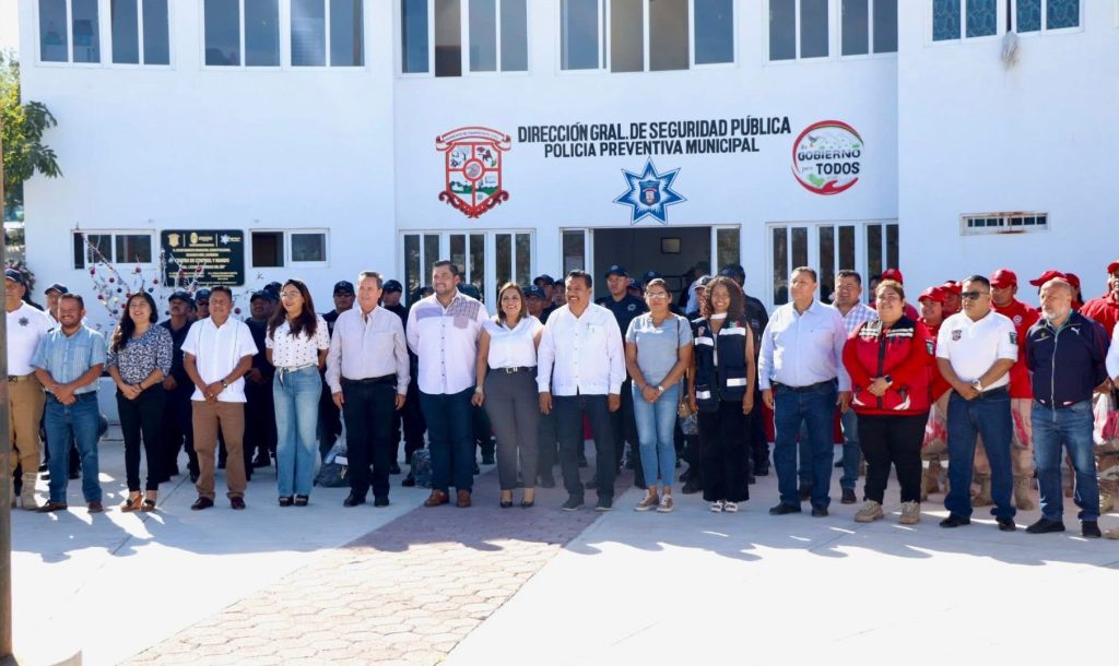 Airbrush-IMAGE-ENHANCER-1764117785628-1764117785628-2-1024x610 Presidenta municipal Sara Salinas Bravo de Eduardo Neri entrega uniformes a personal de Seguridad Pública