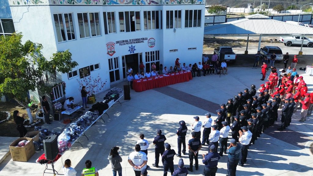 WhatsApp-Image-2025-05-28-at-17.59.55-1024x576 Presidenta municipal Sara Salinas Bravo de Eduardo Neri entrega uniformes a personal de Seguridad Pública